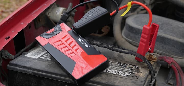 Cómo utilizar un arrancador portátil de baterías para auto