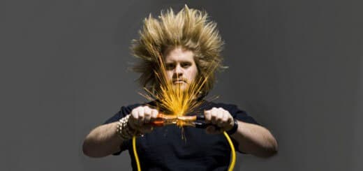 ¿Puedes electrocutarte con una batería de camión de 12v?