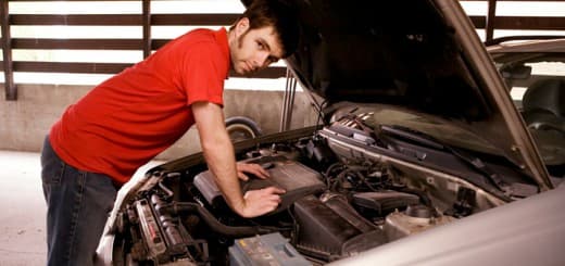 ¿Cómo arrancar una batería de automóvil muerta?