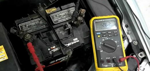 Cómo comprobar el estado de carga de la batería de automóvil