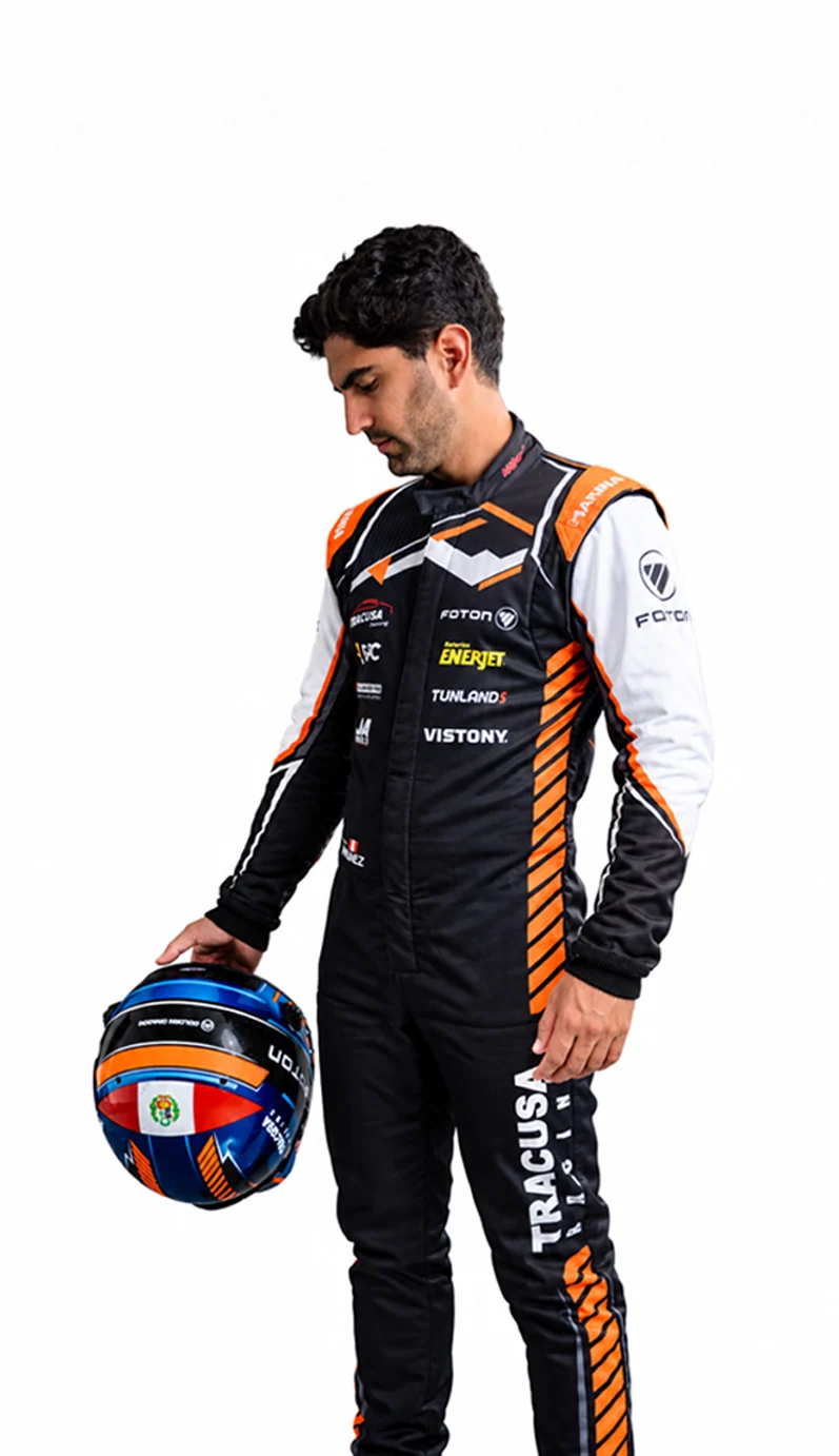 André Martínez con su uniforme de piloto y casco de rally